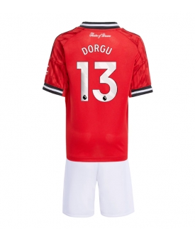 Billige Fotballdrakt Manchester United Patrick Dorgu #13 Replika Hjemmedraktsett Barn 2025-26 Kortermet (med bukser)